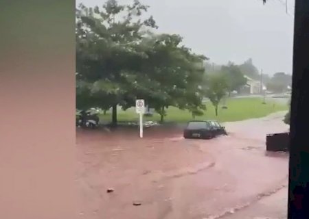 Chuva inunda casas e alaga avenidas em Mundo Novo