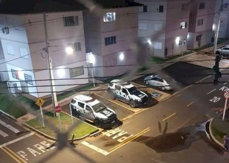 Suspeito de agredir esposa toma arma de policial e é morto a tiros em condomínio em Campo Grande