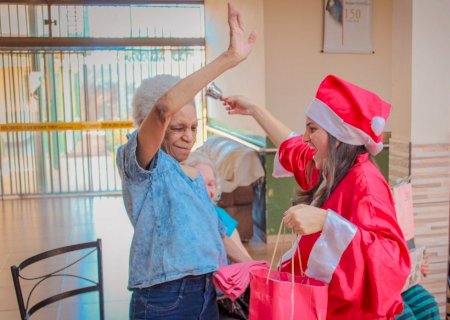 Idosos da Associação Frei Eucário de Caarapó recebem presentes da campanha “Neto Noel”