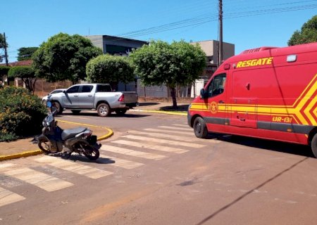 Acidente entre carro e moto em Caarapó deixa idosa ferida; o motorista evadiu-se do local