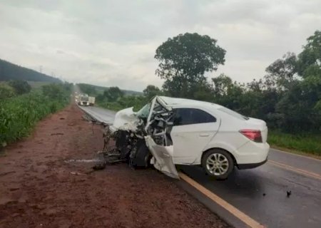 Carro atinge caminhonete de frente e motorista morre na hora na BR-262 em Água Clara