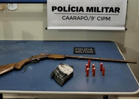 PM de Caarapó apreende espingarda e munições após homem ameaçar colega de trabalho e família durante desentendimento