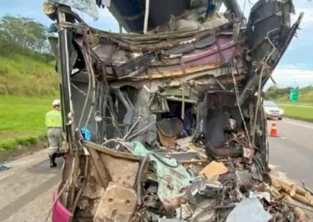 Acidente entre ônibus de Três Lagoas e caminhão deixa 2 mortos e 40 feridos