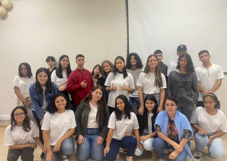 Grupo de alunos da Escola Cleuza Vargas faz visita a empresa Raízen
