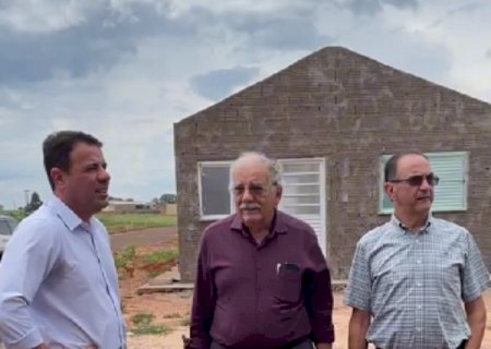 Prefeito André Nezzi, Gordo da Tigre e deputado Luiz Ovando visitam construção de casas populares em Caarapó