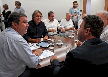 Riedel e Geraldo Resende garantem ao prefeito André Nezzi que obras do hospital de Caarapó serão retomadas