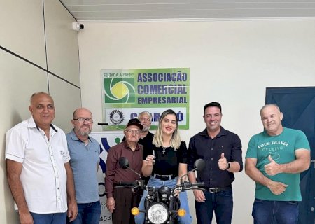 Autoridades de Caarapó entregam moto zero km para ganhadora na campanha de Natal da ACEC