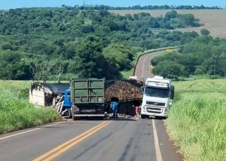 Acidente envolvendo caminhões na MS-156 entre Caarapó e Amambai deixa trânsito interditado