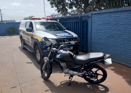 Motocicleta com diversas irregularidades é apreendida pela PM de Caarapó