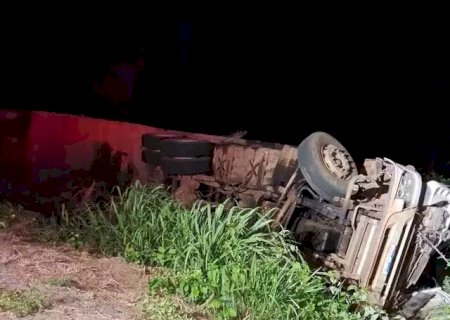Caminhão com 100 bovinos tomba e motorista morre em Caracol