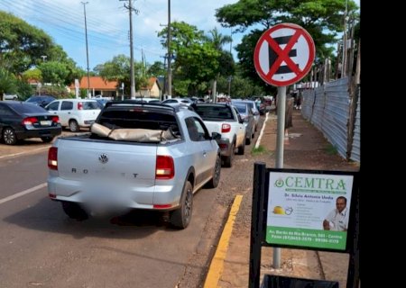 Motoristas estacionam em local proibido defronte ao hospital de Caarapó e causam transtornos
