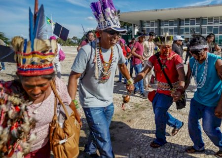 Indígenas fazem ato contra Marco Temporal em frente ao STF