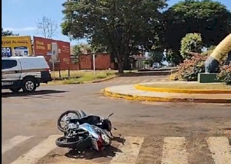 Acidente de trânsito em Caarapó entre carro e moto deixa jovem ferida