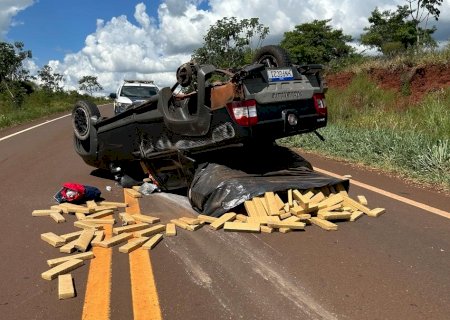 Motorista capota carro carregado com mais de 750 kg drogas em Caarapó e foge