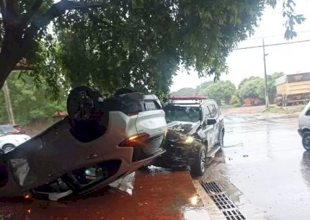 Motorista atinge viatura da polícia e carro capota em cruzamento de Bonito