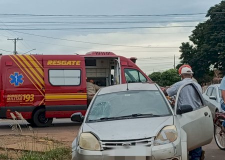 Carro e bicicletas colidem e duas jovens ficam feridas em Caarapó
