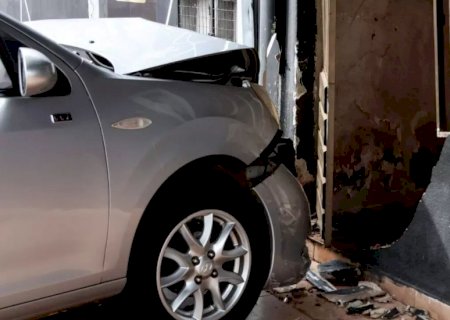 Homem morre após sofrer mal súbito e colidir carro em parede de comércio em Campo Grande