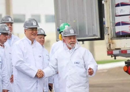 Após “tour”, Lula sela 1º carregamento de carnes de MS para a China