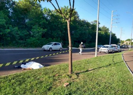 Rapaz morre após ser lançado contra poste ao bater moto em meio-fio em Campo Grande>
