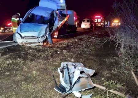 Acidente com caminhão carregado de pintinhos mata motorista de carro em Sonora