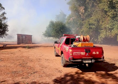 Após quatro horas de trabalho, Corpo de Bombeiros controla incêndio na aldeia de Caarapó>