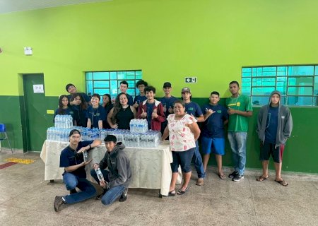 Grêmio estudantil de escola em Caarapó lidera campanha de arrecadação de água para vítimas das enchentes no RS>
