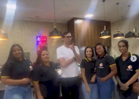 Ícone do vôlei brasileiro, Giba come em lanchonete de MS e esbanja simpatia com equipe