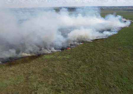 Fogo atinge Ivinhema e bombeiros monitoram incêndio no Pantanal de MT