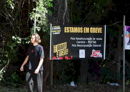 Em meio a greve, governo propõe aumento gradativo a professores