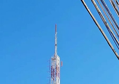 Após 1h, bombeiros resgatam homem que escalou 120 metros de torre de TV