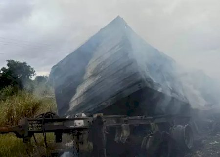 Carreta carregada de sementes de algodão pega fogo na BR-267
