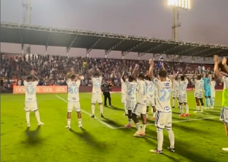 Cruzeiro e Athletico Paranaense vencem e sobem na tabela