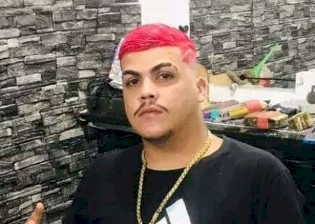 Jovem de 23 anos &eacute; morto com tr&ecirc;s tiros em campo de futebol de Dourados