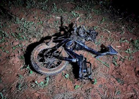 Jovem é arremessado e morre ao bater em caminhonete na BR-376