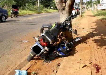 Moto fica retorcida após colisão em árvore e dois homens ficam feridos na Capital