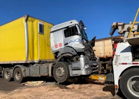 Acidente envolvendo quatro caminhões deixa trânsito parado na BR-163