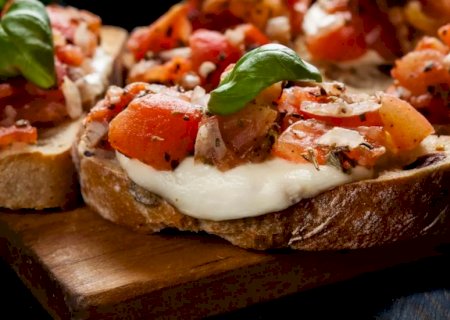 Bruschetta no pão australiano vai bem na entrada do seu jantar e pode ser feita na airfryer