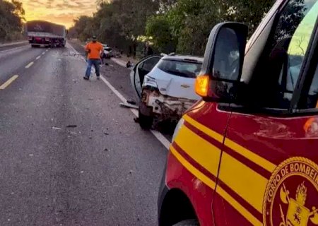 Carros batem de frente e dois motoristas morrem em Aquidauana