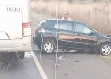 Condutor morre ao bater carro contra caminhão boiadeiro na BR-262
