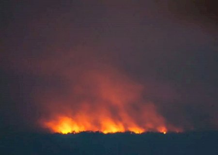 Em Corumbá, escuridão da noite dá lugar ao ‘clarão’ do fogo que avança pelo Pantanal