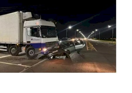 Veículo fica destruído ao colidir contra caminhão na BR-376