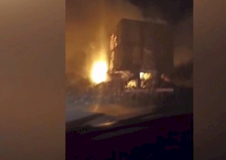 Carroceria de carreta fica destruída em incêndio às margens da BR-262