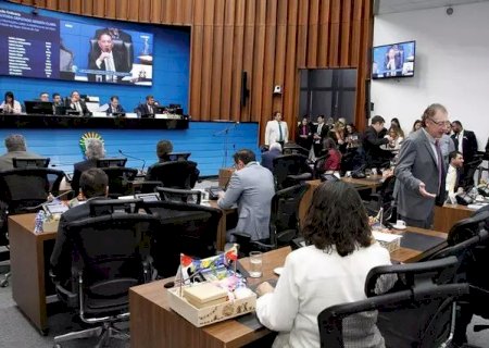 Deputados aprovam projeto que cria banco de cargos de confiança no Governo