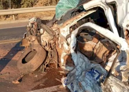 Motorista de picape morre em colisão frontal com caminhão na BR-163