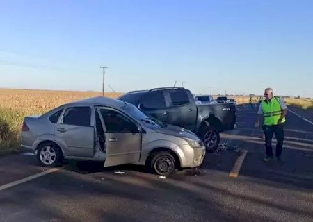 Homem morre em acidente entre carro e caminhonete na MS-306
