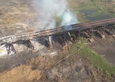 Incêndio florestal consome ponte que cruza o Pantanal Sul-mato-grossense