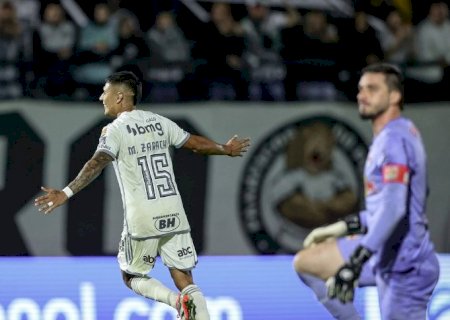 De virada, Atlético-MG supera Bragantino e vai ao G6 do Brasileirão