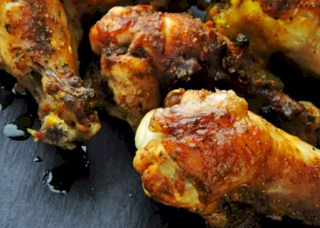 Frango assado com maionese dá água na boca e é a combinação perfeita para domingo saboroso