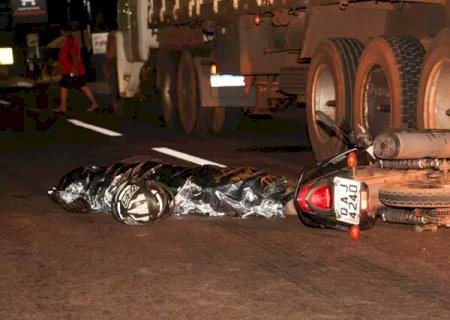 Motociclista morre ao atingir carreta com soja na saída para Terenos