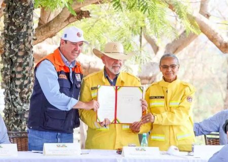 Lula se emociona com brigadistas e assina lei de manejo do fogo no Pantanal